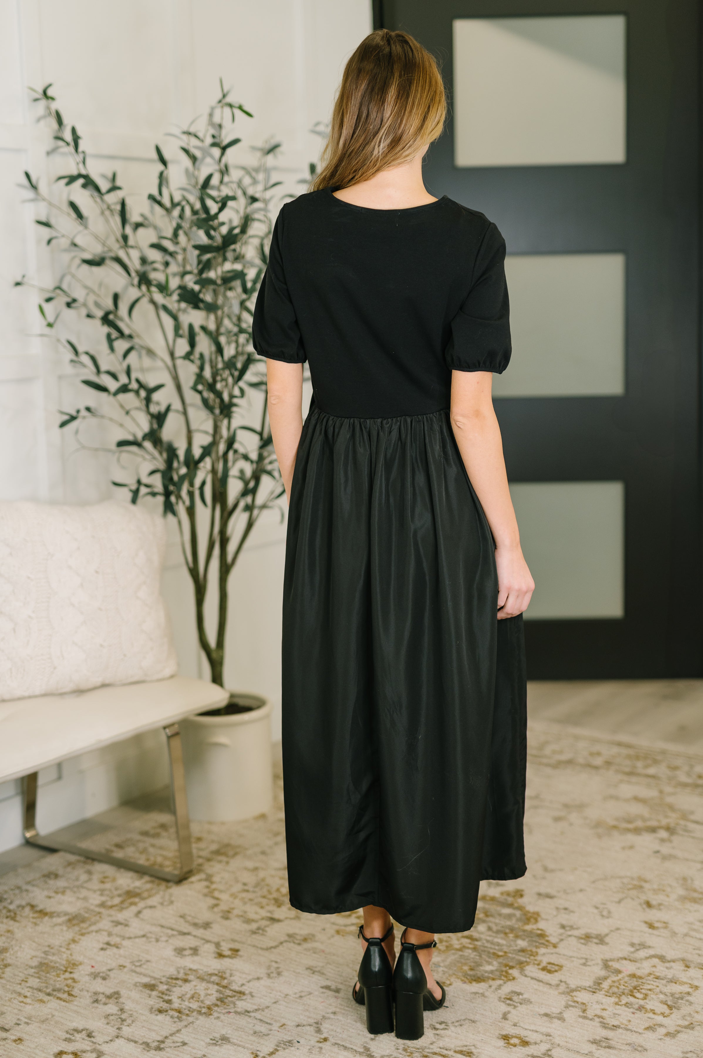 Contrast Charm Midi Black Dress